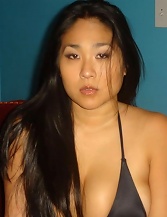 Chubby amateur asian beauty in sexy black lingerie is posing
